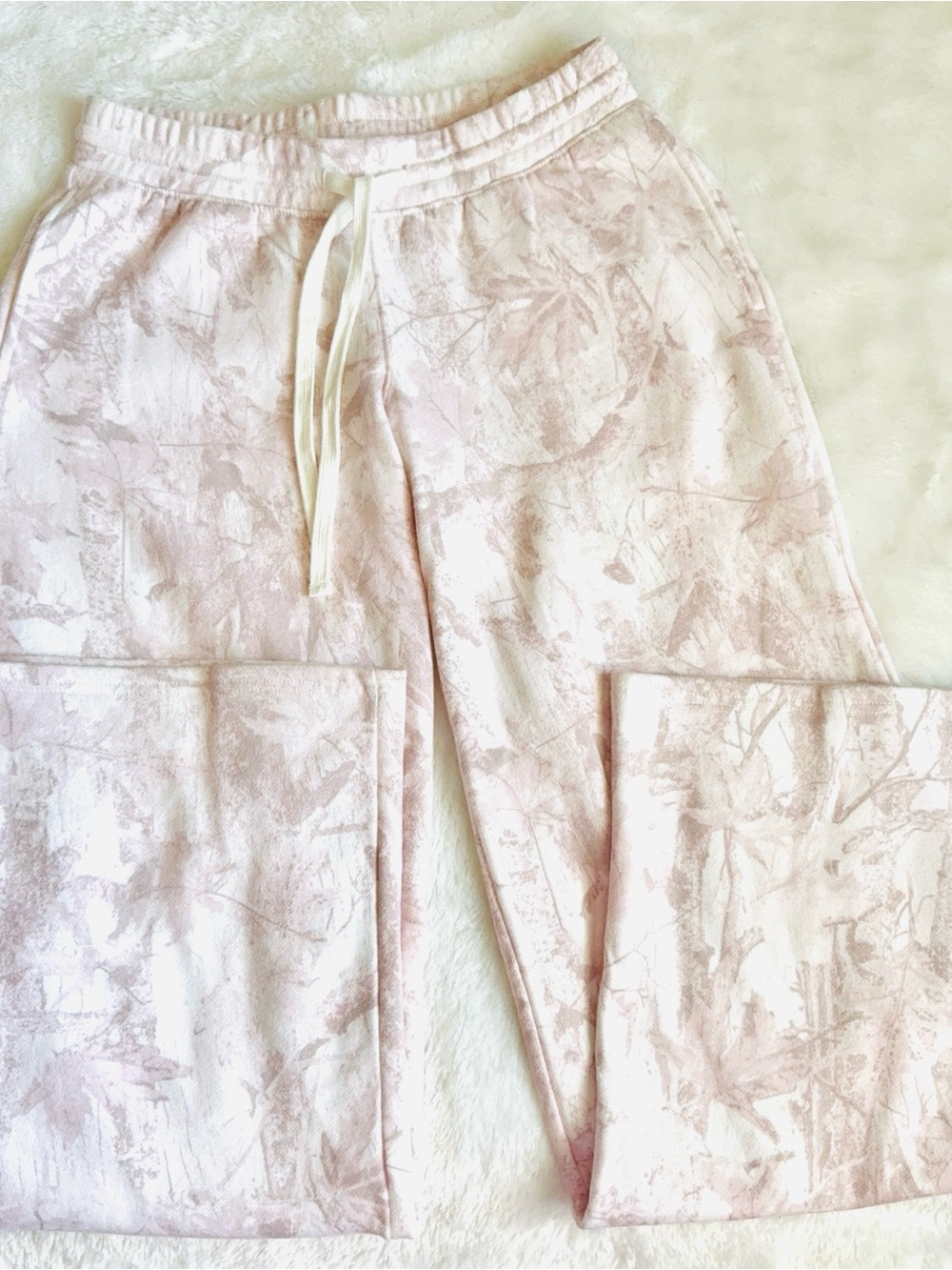 hollister pink camo sweatpants